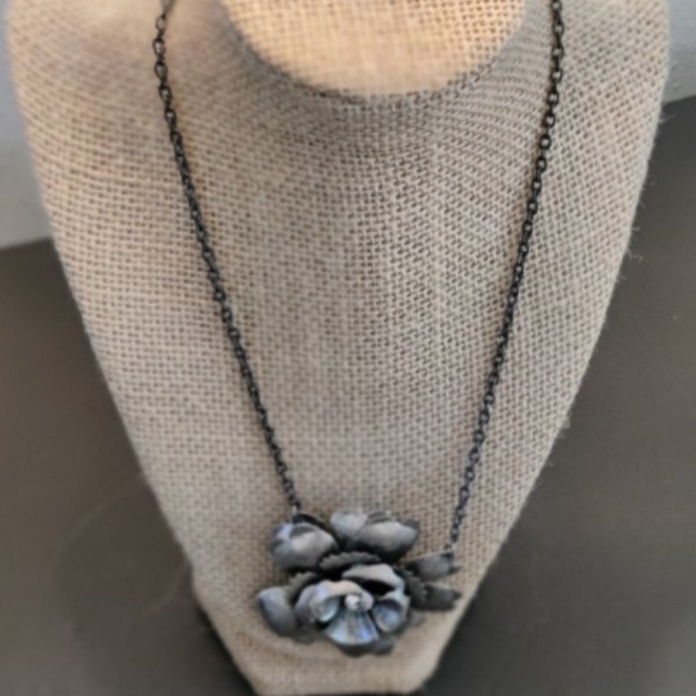 Vintage Costume Pendant Necklace. Beautiful Silver Toned Flower